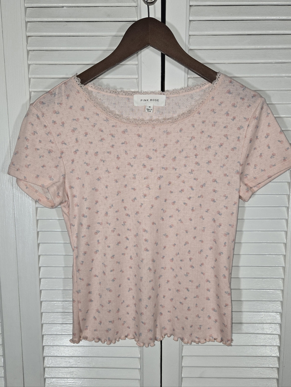 Pink Rose Soft Ribbed Knit Delicate Floral Print Ruffled Hem Short Sleeve Top M